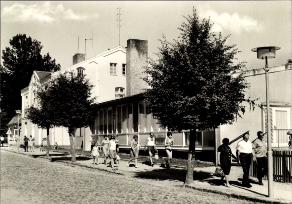 Postcard Feldberg in Mecklenburg, FDGB recreation home friendship, passers-by