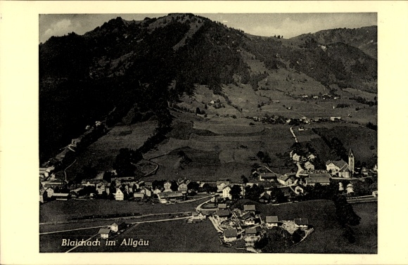 Ak Blaichach im Allgäu, Blick auf  Berglandschaft, Kirchengebäude,  Architektur