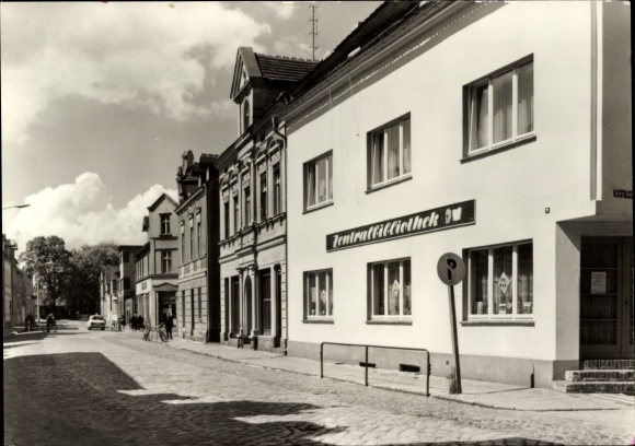 Postcard Altdöbern in Niederlausitz, Bahnhofstrasse, central library