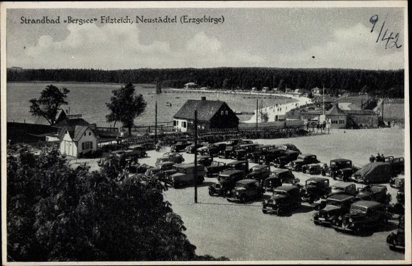 Ak Neustädtel Schneeberg im Erzgebirge, Strandbad Bergsee Filzteich, Parkplatz, Autos, Fahrräder