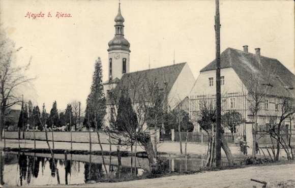 Ak Heyda Hirschstein Sachsen, Schwarz-Weiß-Bild, Kirche, Wohngebäude, Wasser, Bäume, Heyda b. Rie