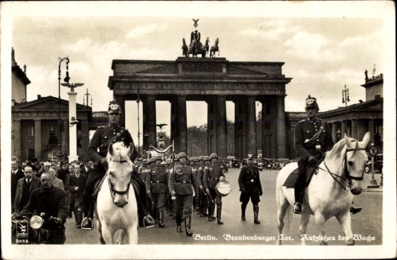 Ak Berlin, Brandenburger Tor, Aufziehen der Wache, Polizei, Wehrmacht
