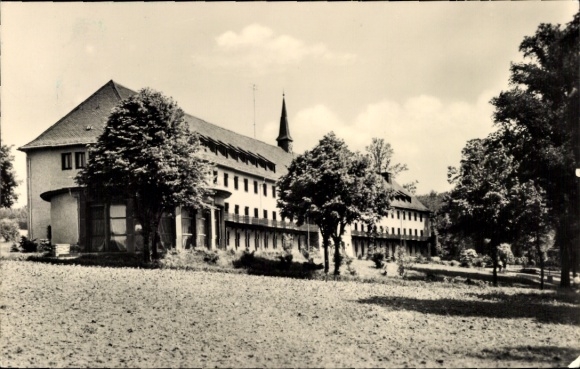 Ak Warmbad Wolkenstein im Erzgebirge Sachsen, Sanatorium, Clubhaus, Bäume, grasbewachsene Fläche