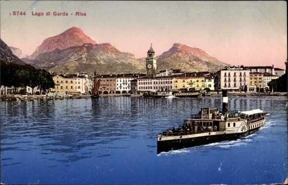 KP Riva del Garda Trentino, parowiec w salonie, domy na brzegu