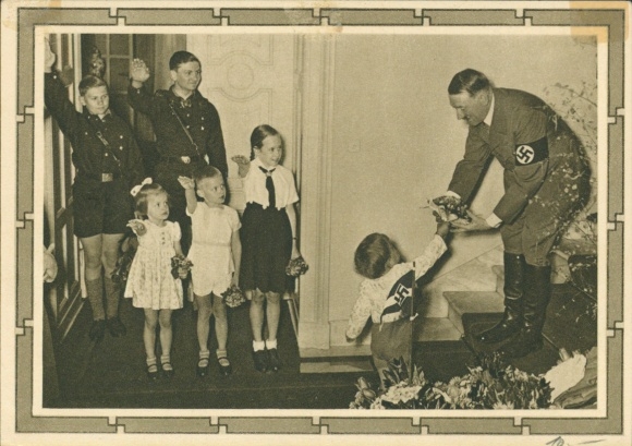 Ganzsachen Ak Kinder begrüßen Adolf Hitler, Blumenstrauß, Propaganda, Hitlerjugend, BDM