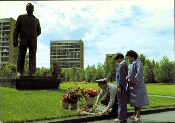 PC Swjosdny Gorodok Russia, cosmos flight USSR GDR, Sigmund Jähn with his wife and daughter, Gagarin monument