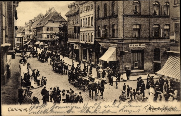PC Göttingen in Lower Saxony, Weender Strasse, parade with horse-drawn carriages, shop Wilh. from ancestors