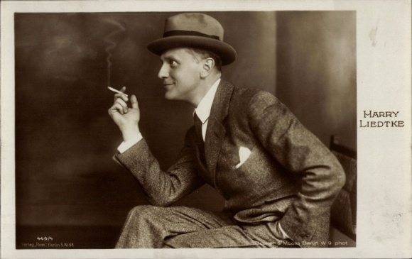 Postcard actor Harry Liedtke, portrait in suit, hat, cigarette, Ross Verlag 449/4