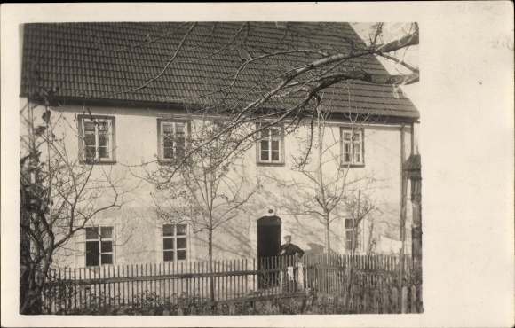 Foto Ak Dürrhennersdorf in Oberlausitz, man voor een woongebouw