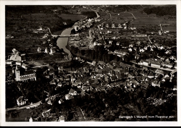 Ak Gernsbach im Murgtal Schwarzwald, Luftaufnahme von  Murgtal, Fluss, Hügel,  Architektur