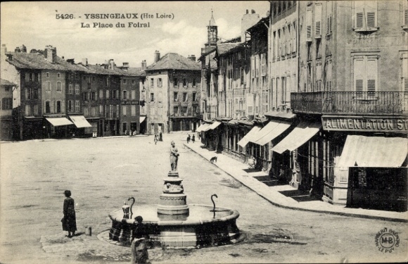 Ak Yssingeaux Haute Loire, Hübscher Brunnen, Gebäude am Platz, historische Atmosphäre, Fußgänger