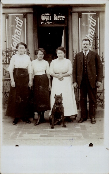 Foto Ak Berlin Pankow, Gastwirt Franz Busch, Kaiser Friedrich Straße 19, Gruppenbild mit Hund