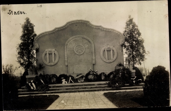 Photo Postcard Florstadt Staden Wetteraukreis, view of a war memorial