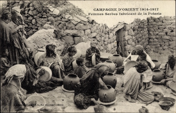 Ak Campagne d'Orient 1914-1917, Femmes Serbes fabricant de la Poterie