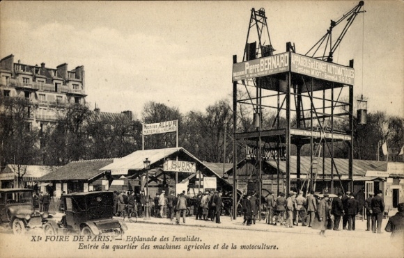 Postcard Paris XI, XI FOIRE DE PARIS, Esplanade des Invalides, entrance to the machine district