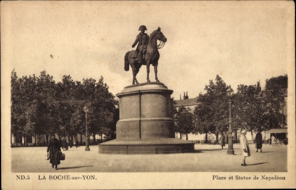 Postcard La Roche sur Yon Vendee, square, statue of Napoleon