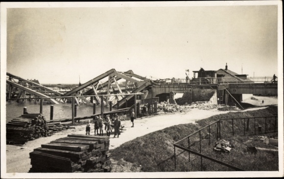 Photo Postcard Geertruidenberg North Brabant Netherlands, Keizersveer, collapsed bridge