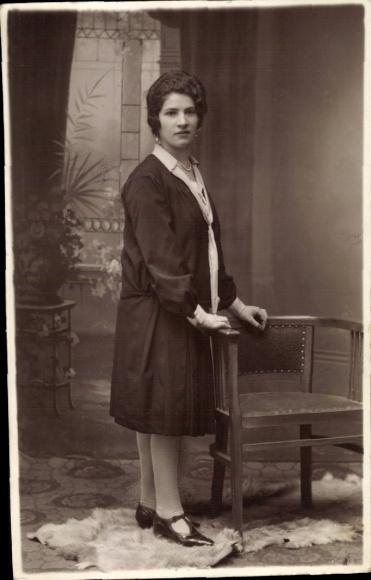 Photo Postcard portrait of a young woman, hairstyle, fashion, coat