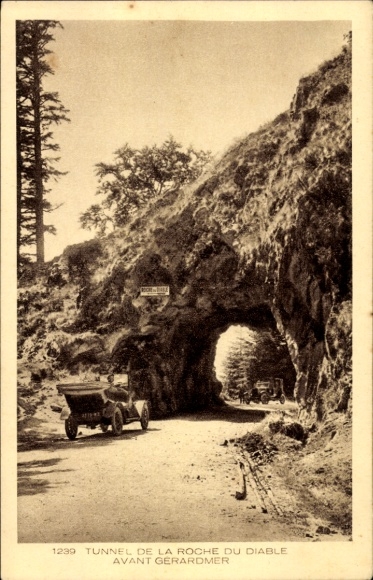 Ak Gérardmer Lothringen Vosges, Tunnel de la Roche du Diable, alte Autos, Wald, Straße
