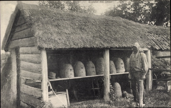 Ak Bijenstal met ijmker, Imker, Bienenkörbe
