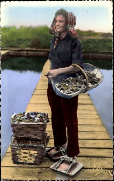 Postcard Cap Ferret Gironde, woman with basket and baskets, wooden walkway, agricultural scenery