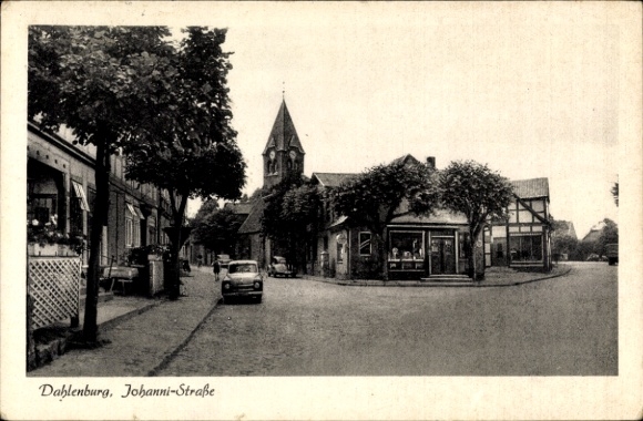 Ak Dahlenburg op de Lüneburger Heide, Johannistraat, kerk, vakwerkhuis, auto