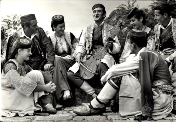 Postcard Montenegro, group in Montenegrin costume, musicians
