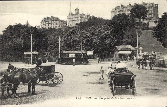 Postcard Pau Pyrénées-Atlantiques, View taken from the Station, Kutsche
