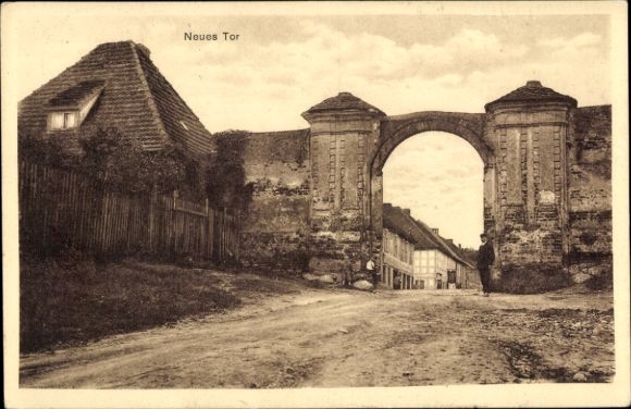 Ak Templin in der Uckermark, Neues Tor,  Architektur, Straßenansicht, ländliche Umgebung