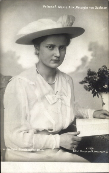 Postcard Princess Maria Alix, Duchess of Saxony, portrait, hat, book