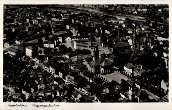 Ak Saarbrücken im Saarland, Luftaufnahme, Stadtansicht, Architektur, Flüsse
