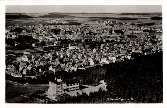 Ak Schwenningen am Neckar, vogelperspectief van de stad, veel huizen, spoorlijnen, omgeving