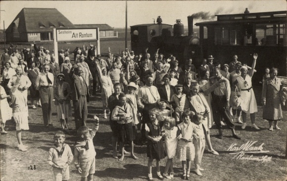 Foto Ak Rantum auf Sylt, Seeheim Alt-Rantum, Gäste, Gruppenbild, Inselbahn, Lokomotive