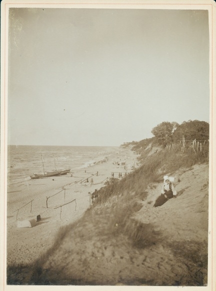 Photo Ostseebad Brunshaupten Kuehlungsborn, woman in the dunes on the beach