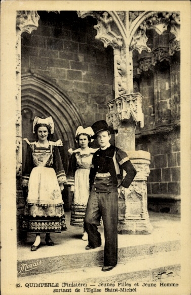 Postcard Quimperlé Finistère, Young girl and young man leaving the church Saint-Michel