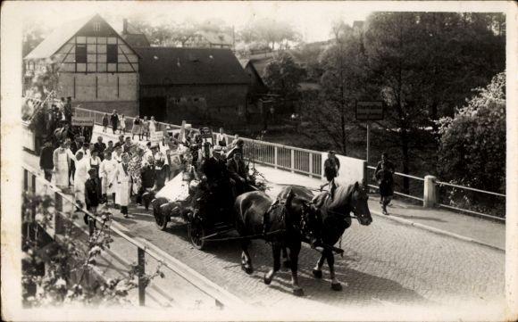 Photo Postcard Wilkau Haßlau in Saxony, parade through the village, carriage