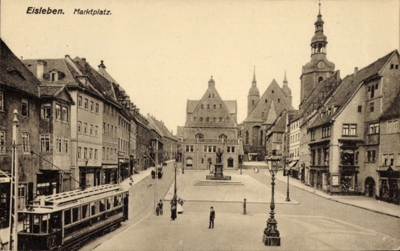 Postcard Lutherstadt Eisleben, market square with old buildings, tram, people