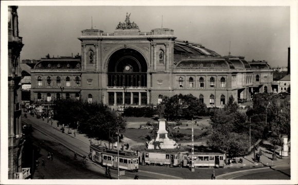 Postcard Budapest Hungary, Eastern Railway Station with tram