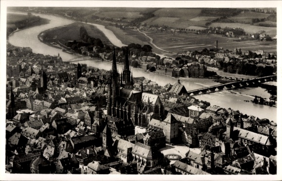 Ak Regensburg aan de Donau Opper-Palts, luchtfoto van de stad en de kathedraal