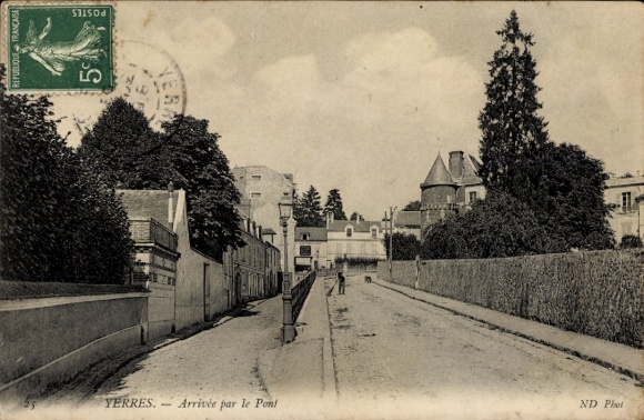 Ak Yerres Essonne, zwart-witfoto van een straat met bomen, huizen en een toren. Op de ...