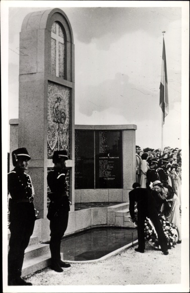 Postcard Royal visit to the Province of Zeeland, 1950, Ehrenmal, Kranzniederlegung
