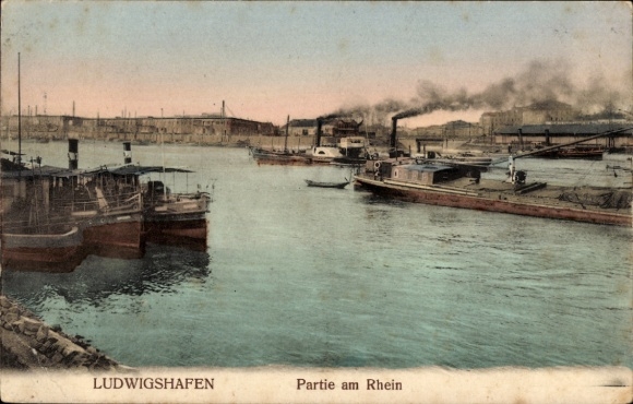 Ak Ludwigshafen am Rhein,  Partie am Rhein, Schiffe im Hafen, rauchende Schornsteine