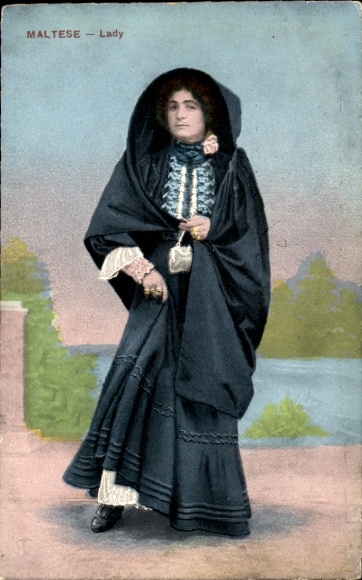 Postcard Malta, Woman in Maltese costume