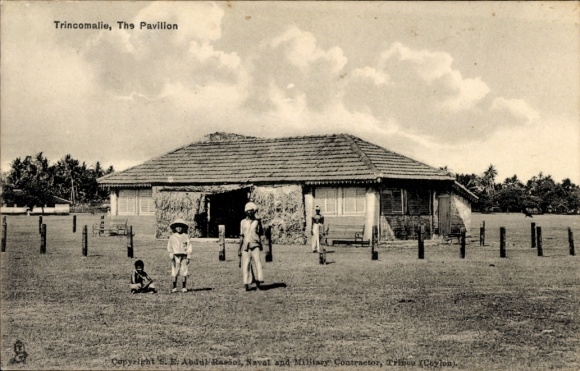 Ak Trincomalee Sri Lanka, Pavilion Gebäude, Menschen, Graslandschaft, blauer Himmel, 