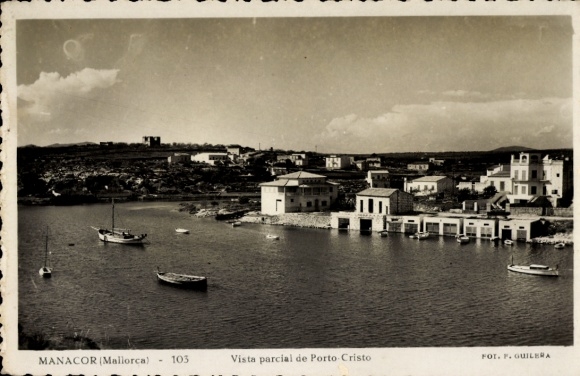 Ak Porto Cristo Mallorca Balearische Inseln, Schwarze und weiße Ansicht von  Gebäude am Wasser, B