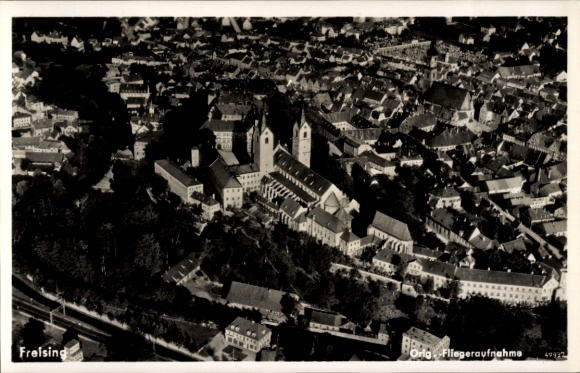 Ak Freising in Oberbayern, Luftaufnahme von  Kloster, Altstadt,  Gebäude