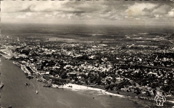Ak Douala Duala Kamerun, Luftaufnahme von  Fluss, Stadtansicht, Wolken, Schwarz-Weiß