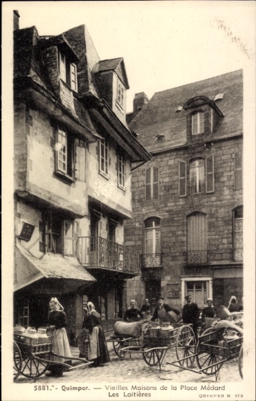 Postcard Quimper Finistère, old houses, Place Médard, women with carriage