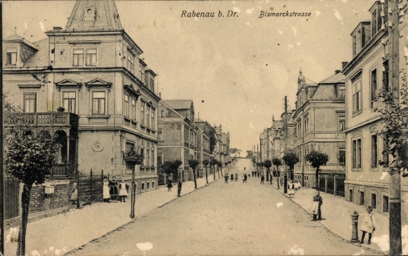 Postcard Rabenau in the Ore Mountains, Bismarckstraße, historical buildings, people on the street