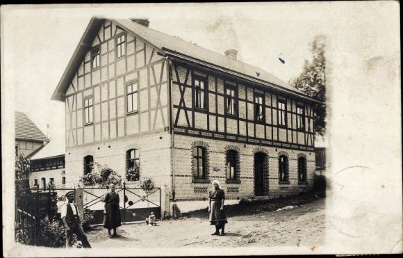 Foto Ak Laasen Probstzella Thüringen, Fachwerkhaus, Anwohner